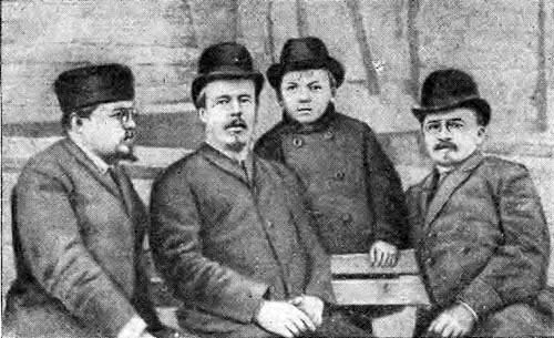 А. С. Попов (в центре) и его сотрудники